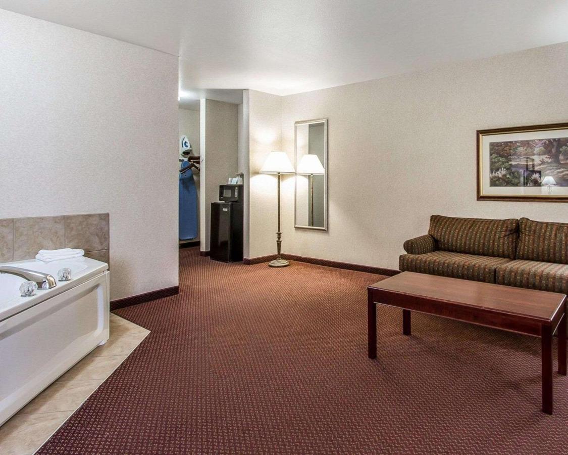 Quality Inn & Suites Fort Madison Near Hwy 61 Εξωτερικό φωτογραφία